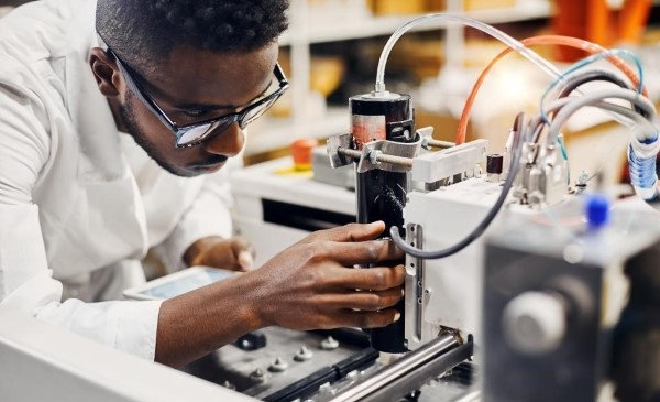 Équipement de programmation d’ingénieur africain avec tablette à l’usine