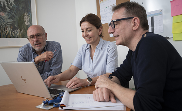 Responsable du service finances et contrats au sein de l’Institut des sciences chimiques de Rennes (ISCR) et lauréate de la médaille de cristal du CNRS 2024 en réunion, accompagnant deux chercheurs dans le montage financier de leur projet de recherche.